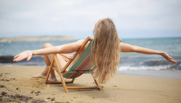 cheveux longs à la plage